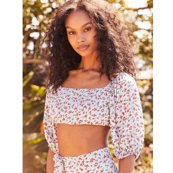 Lulus Tops - Lulus Sunny‎ Expectations Blue Rose Floral Puff Sleeve Crop Top Small